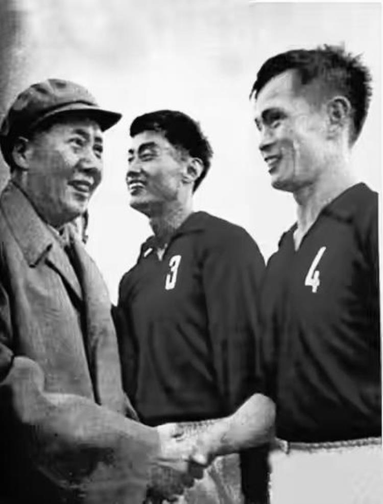 1960年倔强的毛泽东说12年后我们也要拿奥运会足球冠军