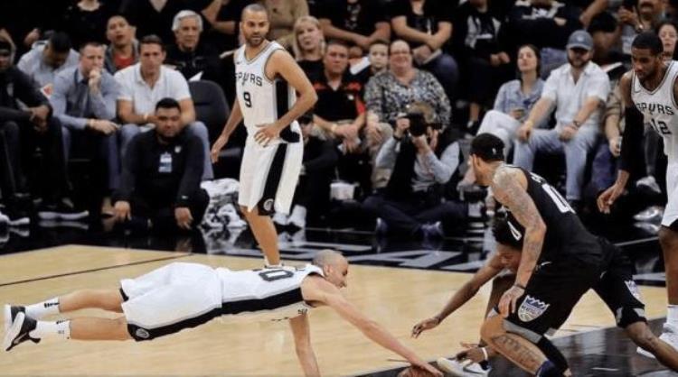 10图看NBA救球多不要命詹姆斯飞身砸向技术台最后1人空中飞行