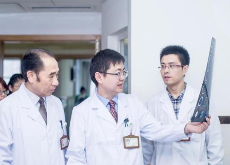 腰椎骨折的人是谁「NBA153亿先生腰椎骨折脊柱骨折应该到哪个科室看」