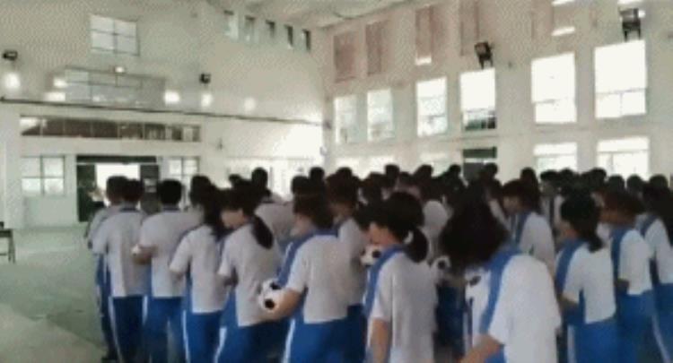 学校足球舞「中学足球舞惹争议足球是用脚踢的这都能推翻」