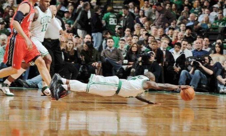 10图看NBA救球多不要命詹姆斯飞身砸向技术台最后1人空中飞行
