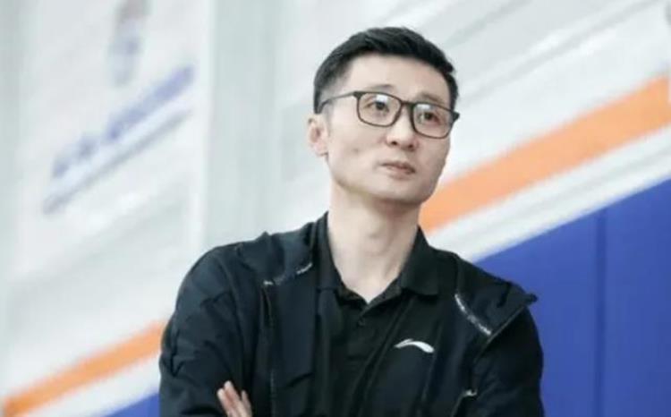 刘炜退役任男篮领队「男篮刘炜43岁依旧帅气出任新岗位儿子也是篮球好手」