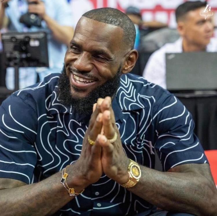 恭喜詹姆斯签下终生合同全球第一他要买NBA球队了