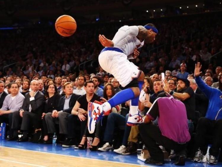 10图看NBA救球多不要命詹姆斯飞身砸向技术台最后1人空中飞行