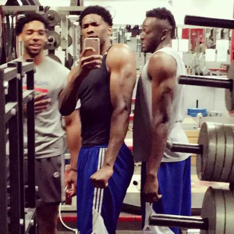 瘦竹竿身材「瘦竹竿怎么练壮看看这几位NBA球星的故事」
