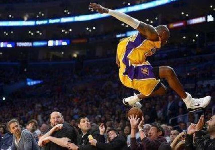 10图看NBA救球多不要命詹姆斯飞身砸向技术台最后1人空中飞行