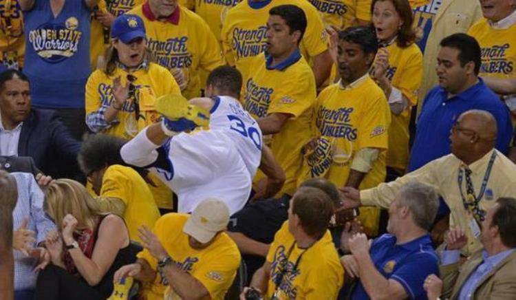 10图看NBA救球多不要命詹姆斯飞身砸向技术台最后1人空中飞行