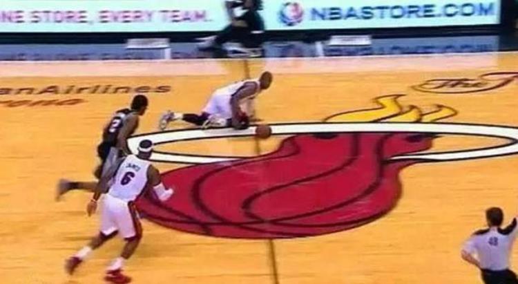 10图看NBA救球多不要命詹姆斯飞身砸向技术台最后1人空中飞行