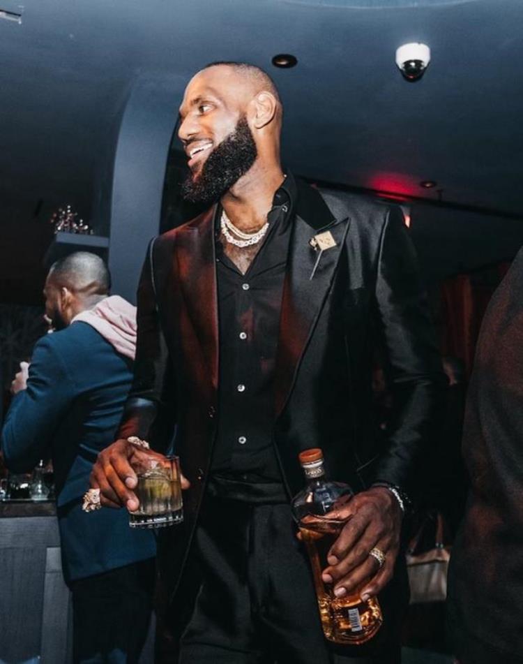 恭喜詹姆斯签下终生合同全球第一他要买NBA球队了
