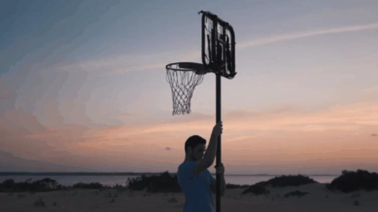 移动的篮球框「这个篮球框会移动拆了背着走随时随地打球游戏训练两不误」