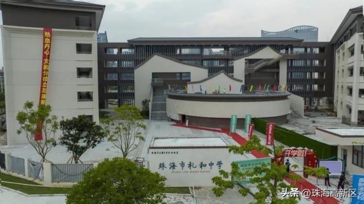 新学期开学学校门口「新学期家门口的好学校上新啦」