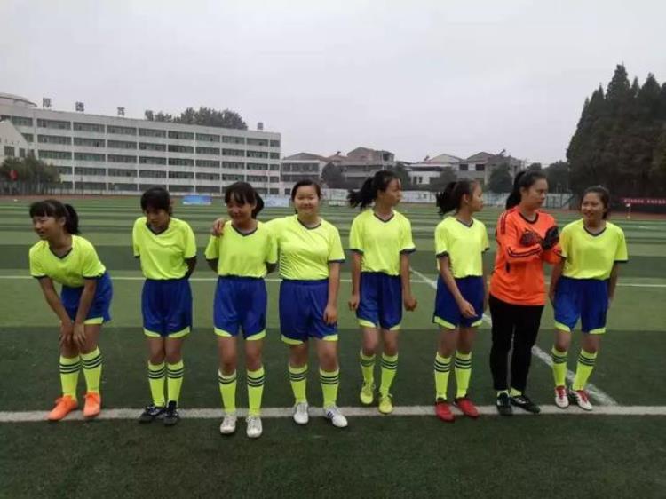 实验中学女子足球队在黄冈市校园女子足球联赛中战绩优异