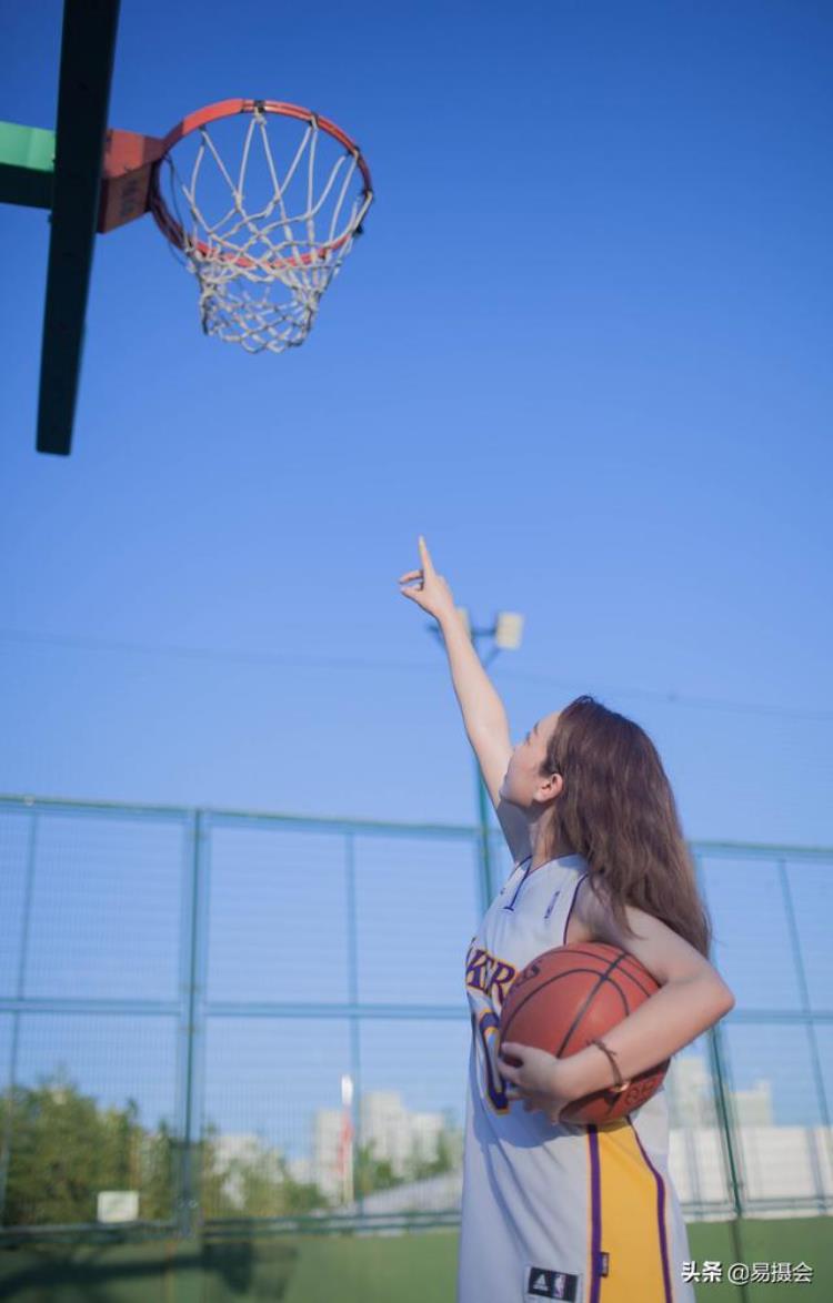 图赏爱运动的篮球女孩