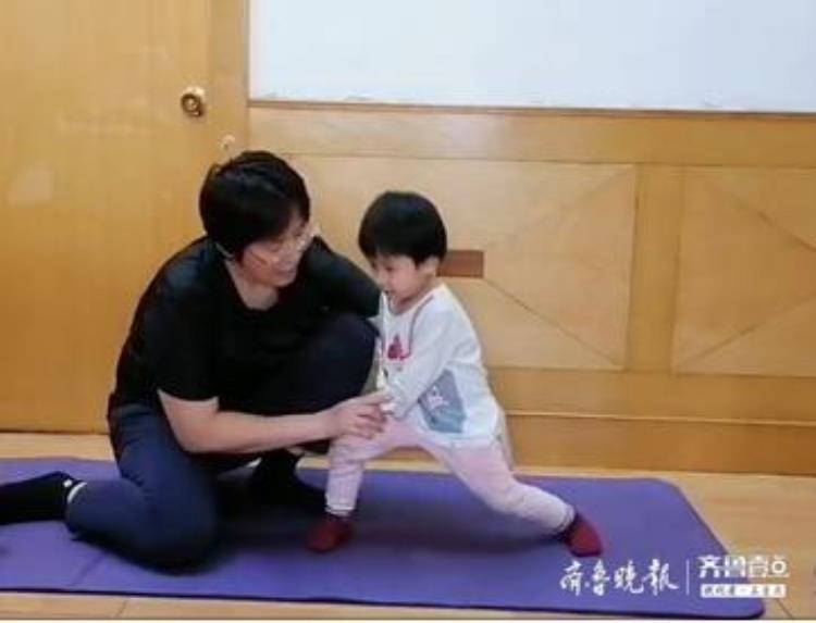 翻滚对幼儿身体素质得锻炼「翻滚吧小宝贝山体王鲲老师教您简单易行的幼儿居家锻炼方法」