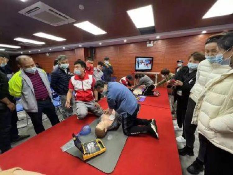 广州篮球猝死「广州篮球场员工AED救回心跳骤停市民」