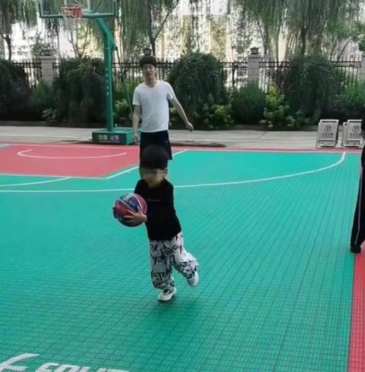 陈晓带四岁儿子「陈晓陪5岁儿子打篮球超温馨小星星穿印花休闲裤穿搭比爸爸潮」