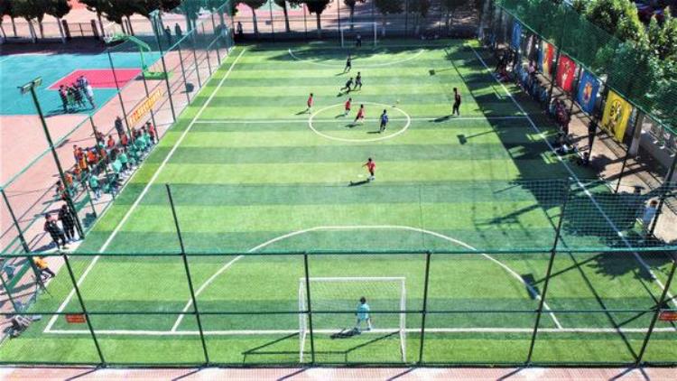 齐齐哈尔市首个五人制笼式专业足球场落户青云小学