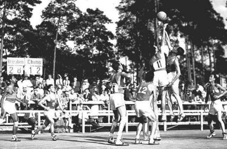 篮筐篮球「看个明白|篮球桃筐里诞生的体育运动」