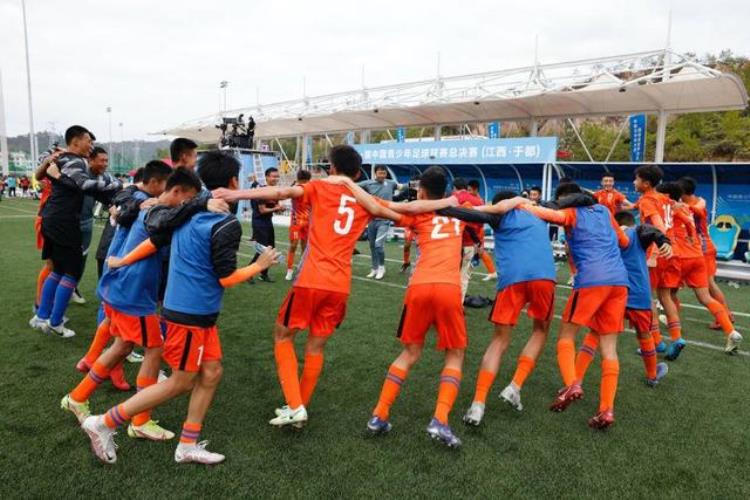 泰山队比赛「英雄少年泰山U13U15获首届中国青少年足球联赛总冠军」