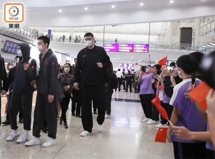姚明太无语率男篮去香港普通打扮躲最后个子太高还是被认出