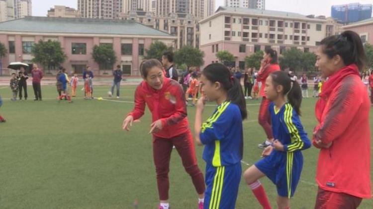 女足庆祝「国家女足队与小球员同场竞技传技艺庆国庆」