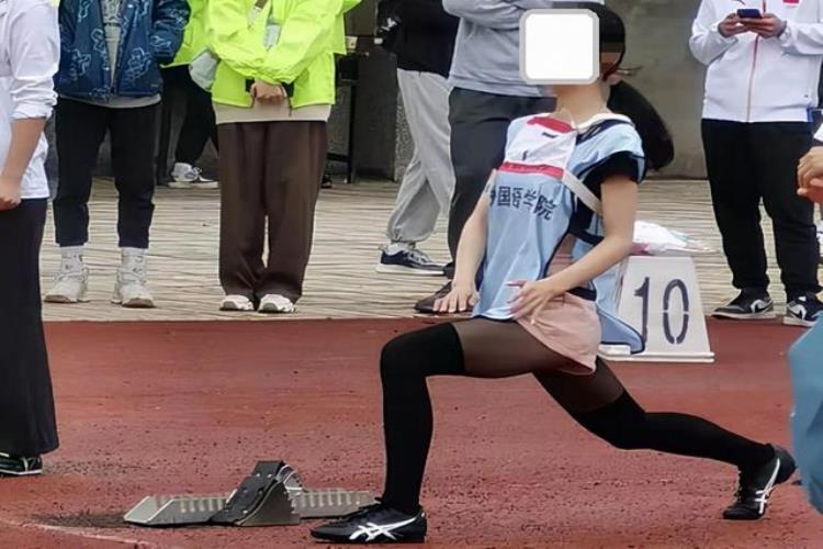 广州女大学生夜跑「广州有一女大学生穿黑丝参加运动会网友批判不检点」