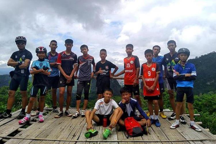 泰国失踪少年足球队员「图集丨泰失踪少年足球队被发现时对话曝光一男孩急喊要吃的」