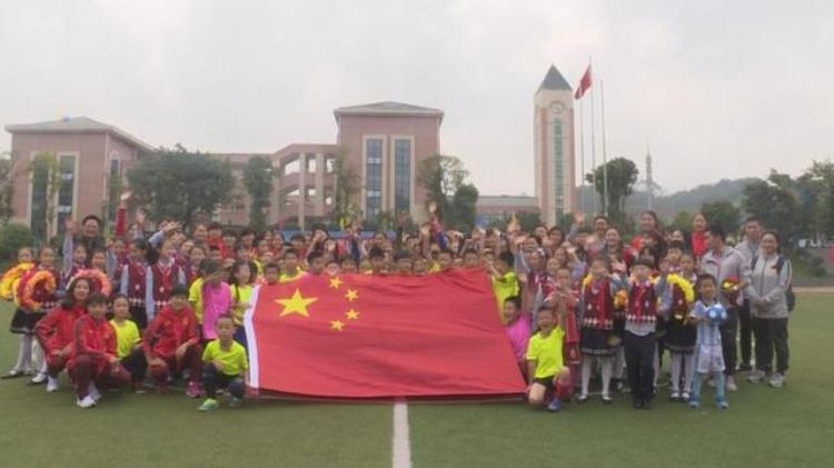 女足庆祝「国家女足队与小球员同场竞技传技艺庆国庆」