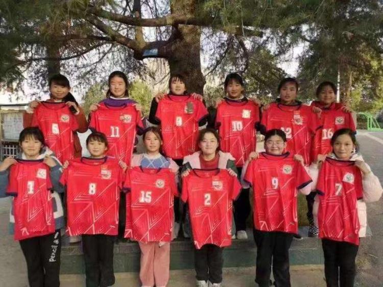 希望小学足球队「希望小学女足队旗贴近世界杯赛场」