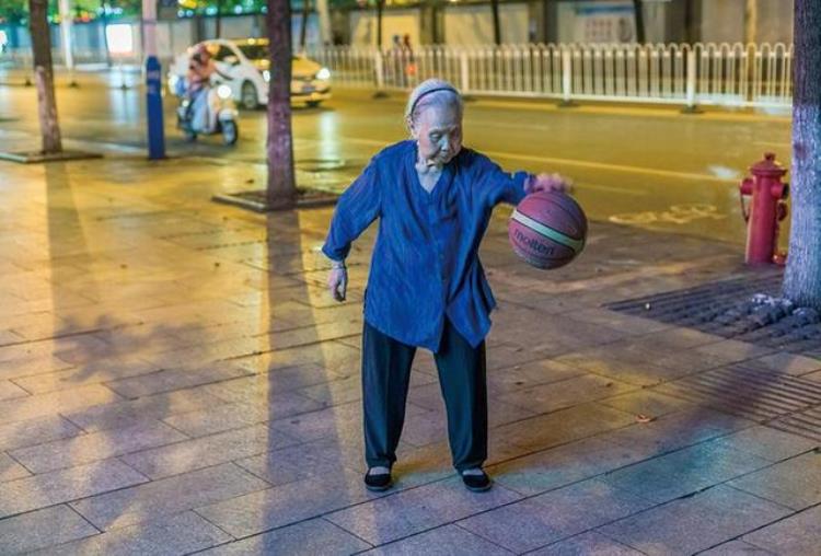 老友记丨85岁老人爱篮球爱生活每天坚持锻炼2小时