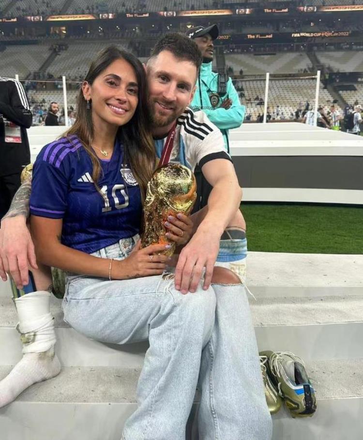 世界杯夺冠金球得主梅西实至名归时尚娇妻携爱子共享冠军时刻