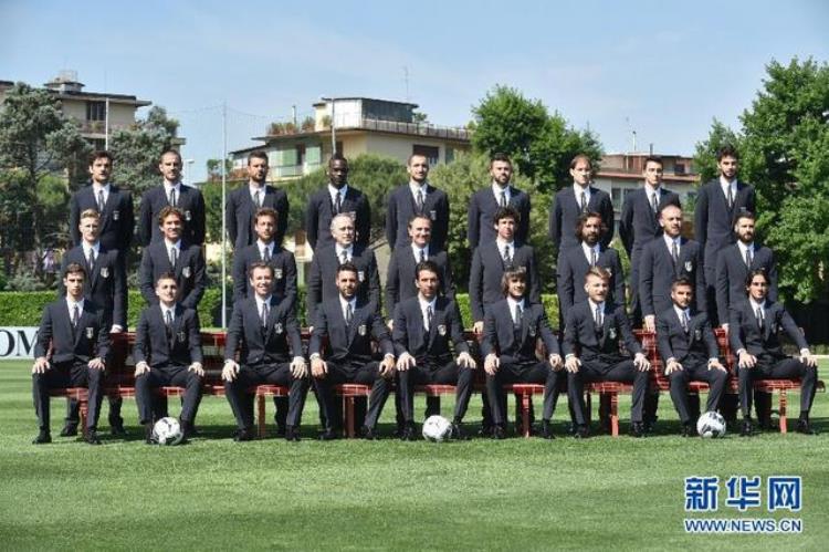 意大利国家队集体照「意大利国家队拍摄全家福你们确定是去踢球的」
