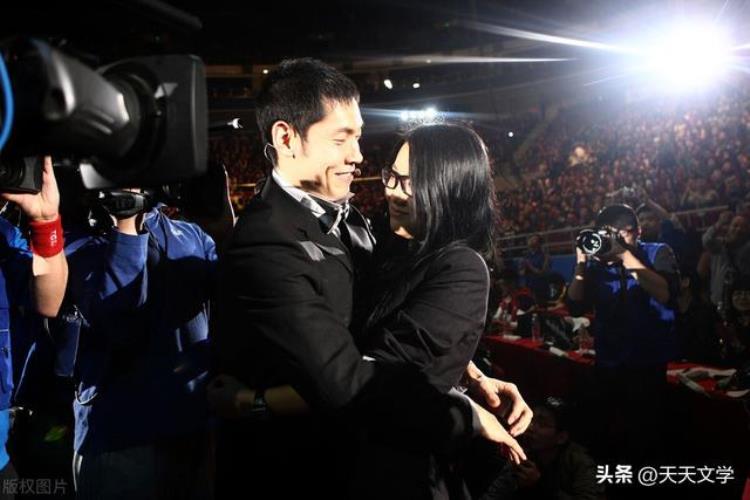 cba球员张庆鹏「中国男篮黄金一代球员张庆鹏身着黑色礼服在赛场向妻子求婚」