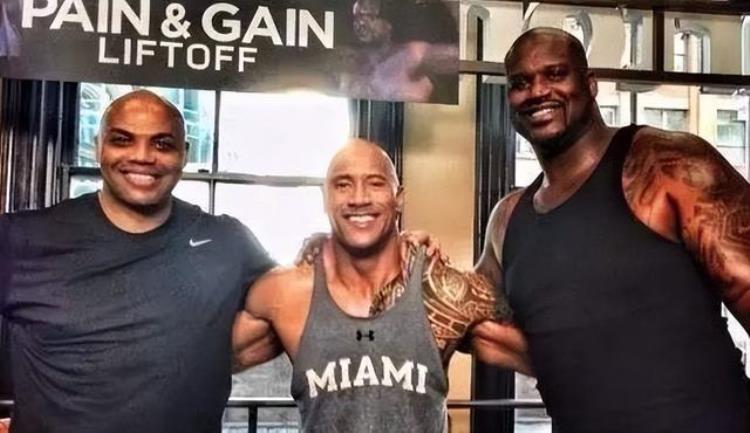 强森和nba球员对比「没对比就没伤害强森在我们眼里很魁梧在NBA球星眼里就是细狗」
