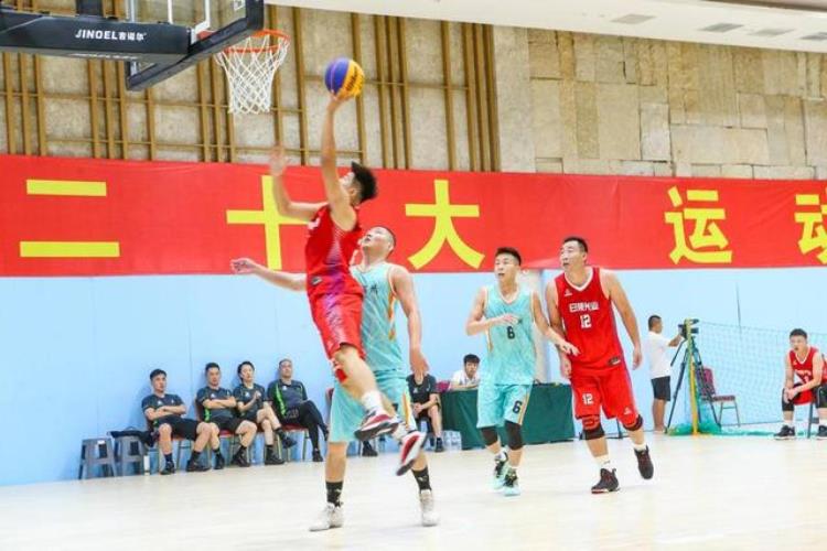 山东省第八届职工运动会男子三人篮球比赛在青岛举行