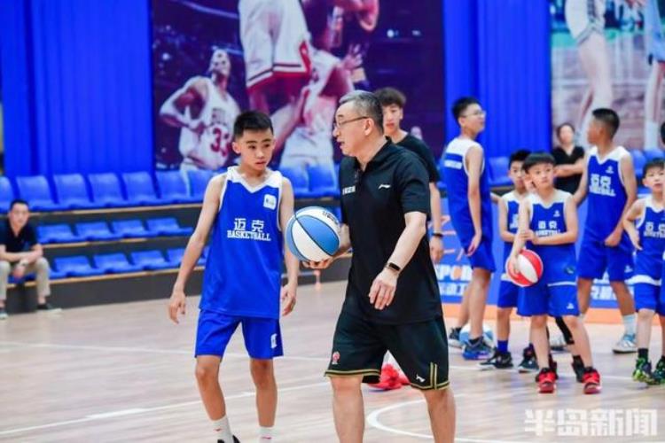 12岁篮球神童「12岁男孩身高193米!青岛篮球小将梦想打进国家队」