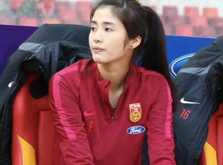 中国足球美女门将送祝福鹅蛋脸高颜值31岁仍保持单身