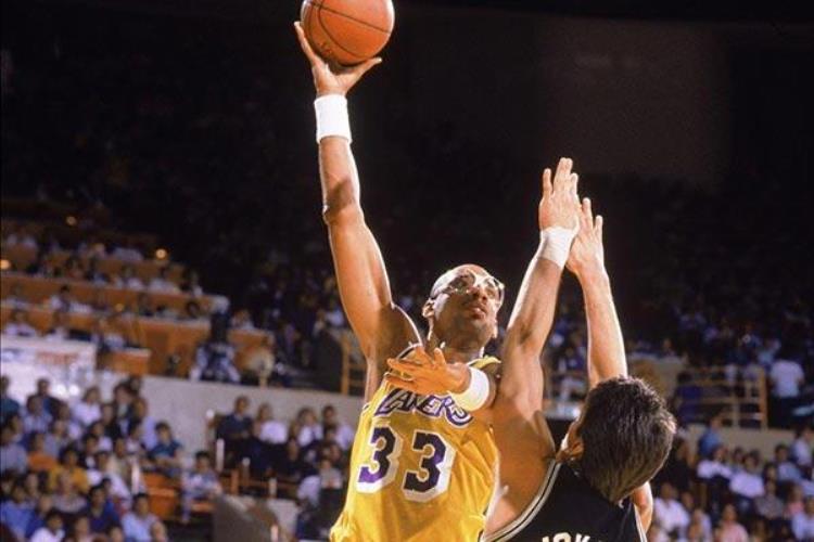 nba排名榜个人球星库里「NBA历史上8大BU个人赛季库里晋升乔丹张伯伦真是外星人」