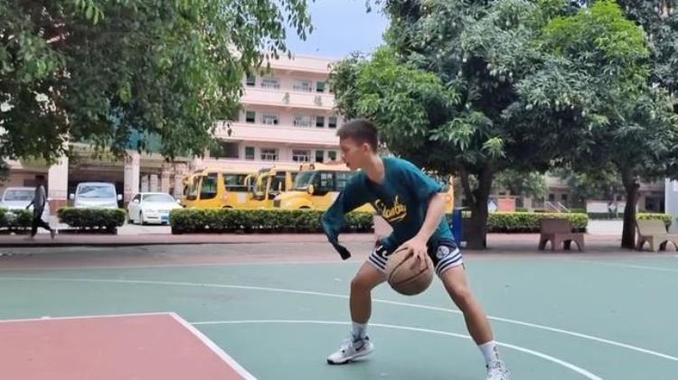 独臂少年打篮球「15岁独臂少年用单手托起篮球梦2年练坏7双鞋追梦路上不低头」