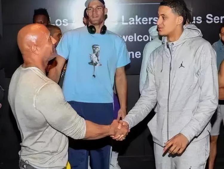 强森和nba球员对比「没对比就没伤害强森在我们眼里很魁梧在NBA球星眼里就是细狗」