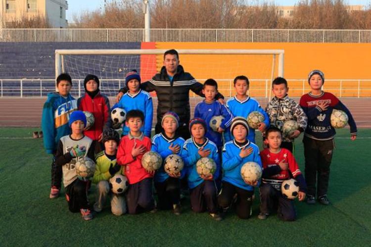 中国最遥远的足球故事乡村教师艾克拜尔和他的沙漠狼球队