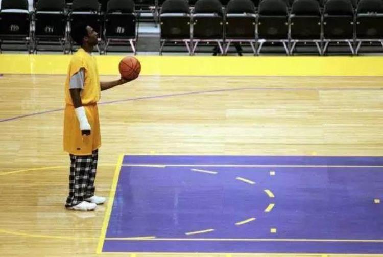 奥拉迪波投篮动作「这就是NBA球员的训练奥拉迪波带伤练球科比一只手照样练投篮」