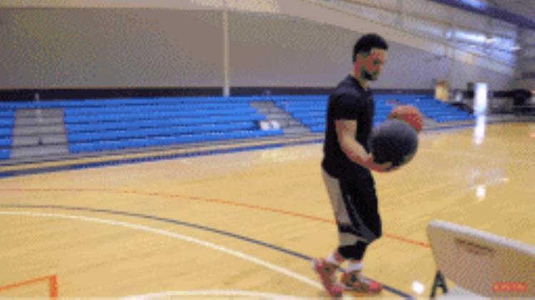 篮球高手速成大法简单4招训练助你同时提升控球与投篮能力