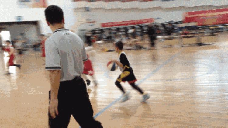 从小让孩子打篮球的好处有哪些(从小让孩子打篮球的好处有哪些)