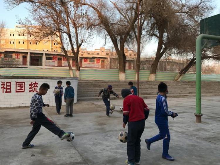 中国最遥远的足球故事乡村教师艾克拜尔和他的沙漠狼球队