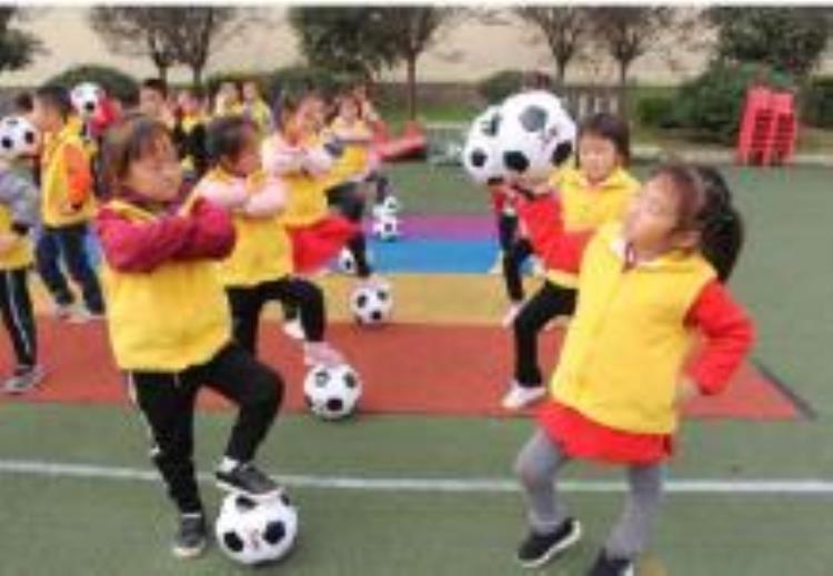 架起了亲子互动的桥梁金台区金河中心幼儿园举行足球特色启动仪式