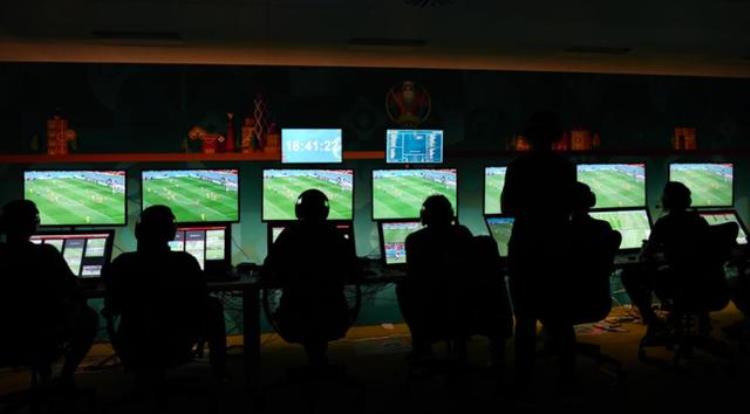 欧洲杯裁判误判「欧洲杯裁判数据简报VAR表现高光犯规和黄牌同比有所减少」