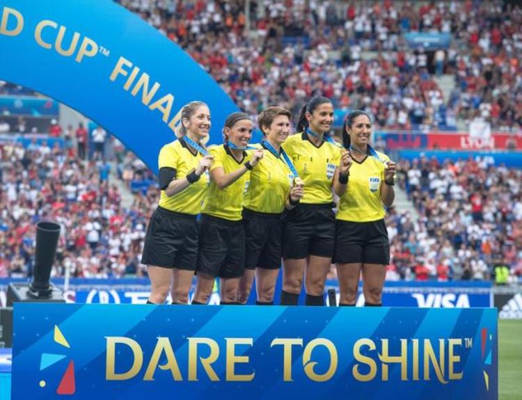 世界杯第一个女裁判「史上第一位执法男足世界杯的女性主裁判登场了」