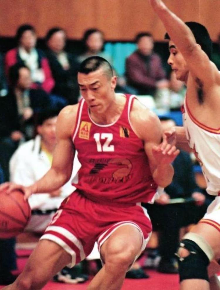 中国进入nba的第一个人「他是中国最早进入NBA球员开创了中美篮球文化因不满邓肯走红」
