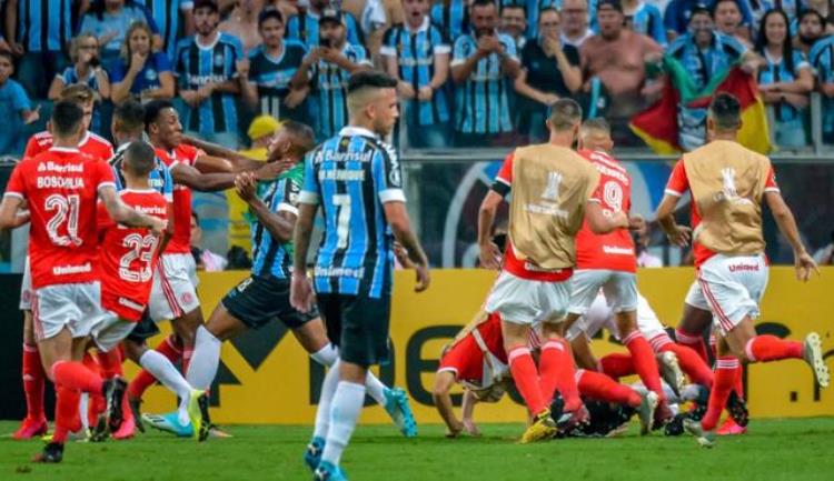 南美足球暴力「南美足坛30人群殴场面极度混乱最后主裁判果断出示8张红牌」